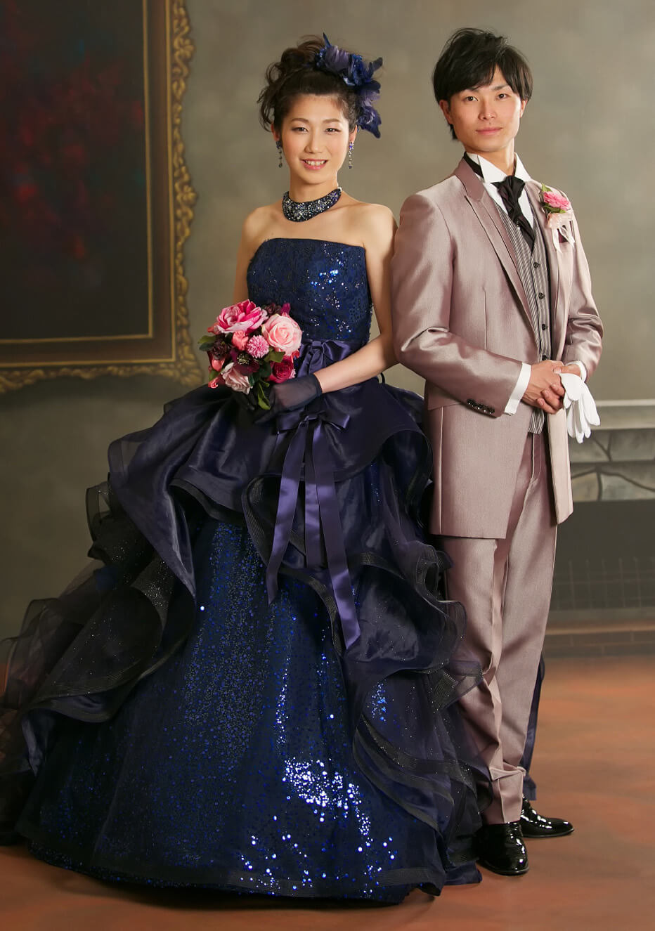 写真：紫のドレスを着た新婦とタキシードを着た新郎