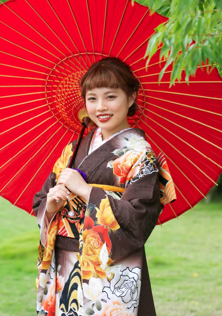 写真：和傘を持つ振袖を着た女性
