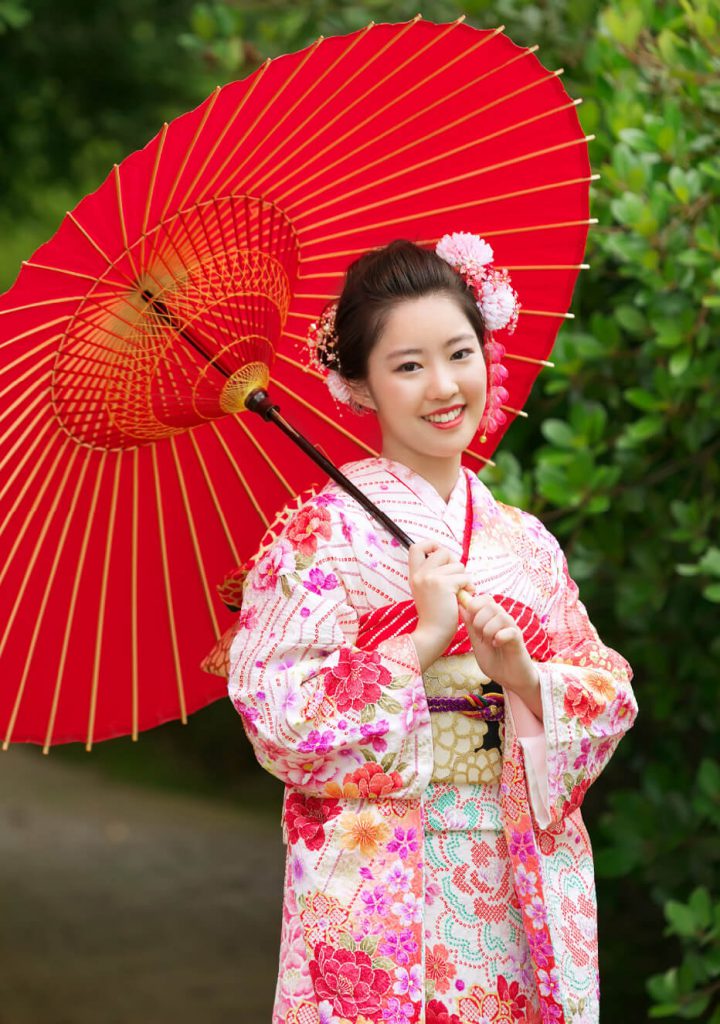 写真：和傘を持つ振袖着た女性