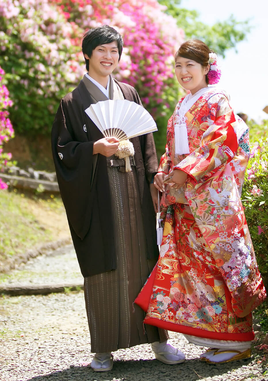 写真：袴姿の新郎と着物を着た新婦