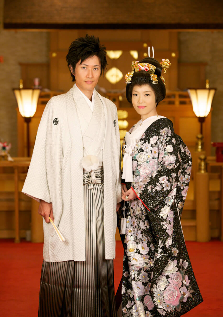 写真：袴姿の新郎と着物を着た新婦
