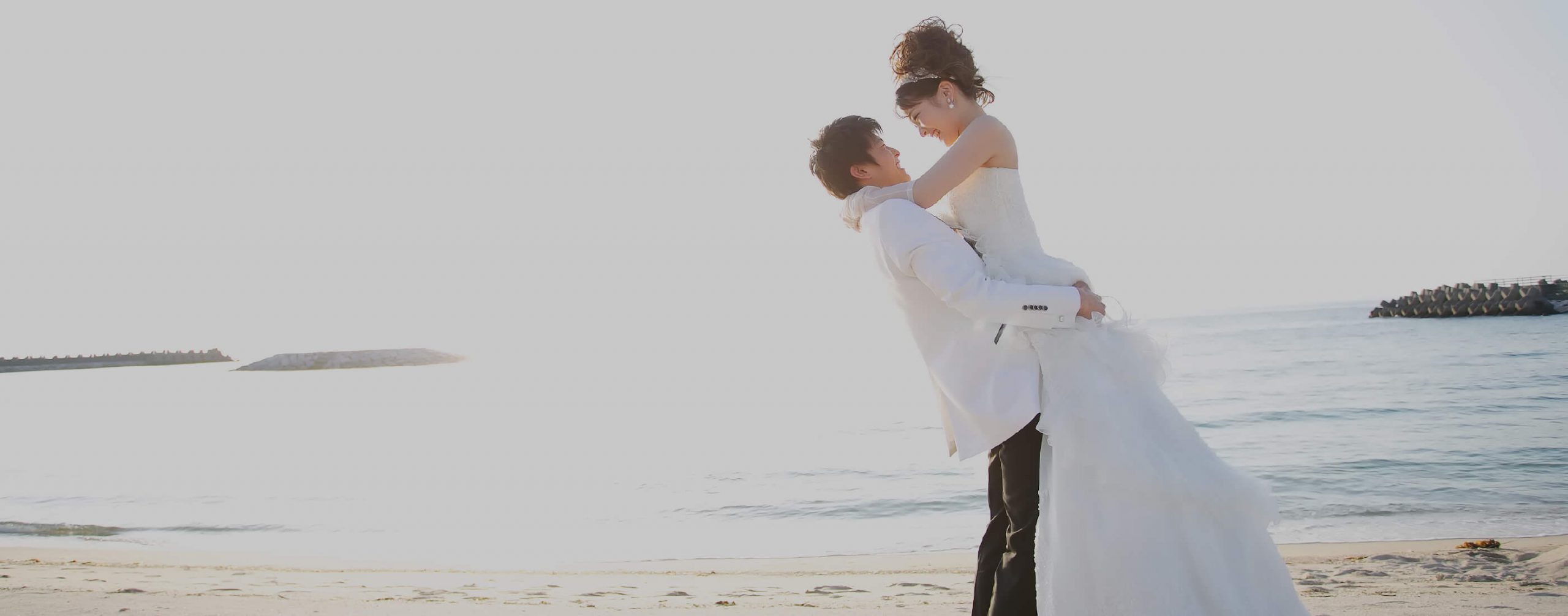 写真:タキシードを着た新郎とウェディングドレスを着た新婦