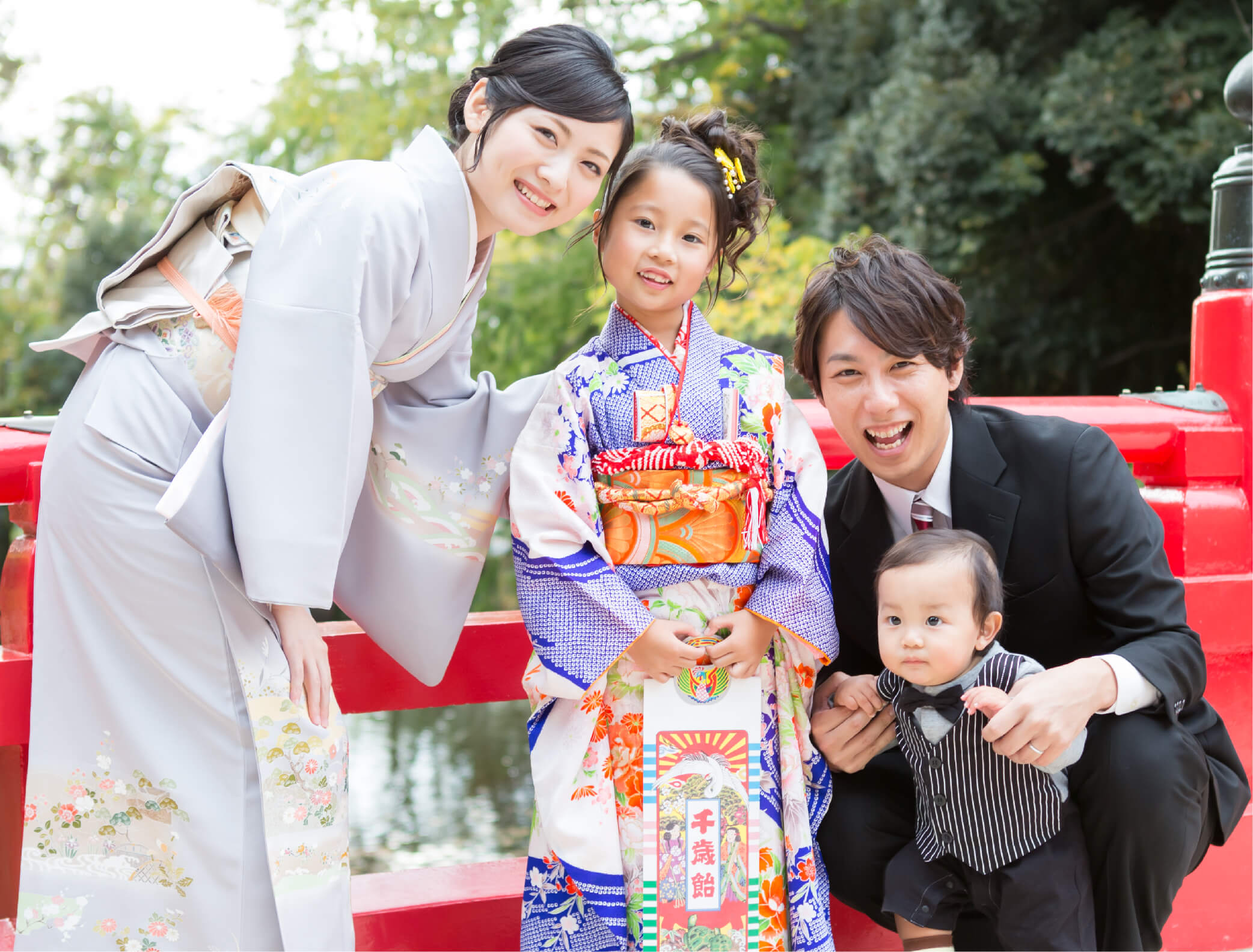 写真：家族で盛装して七五三を祝うイメージ画像