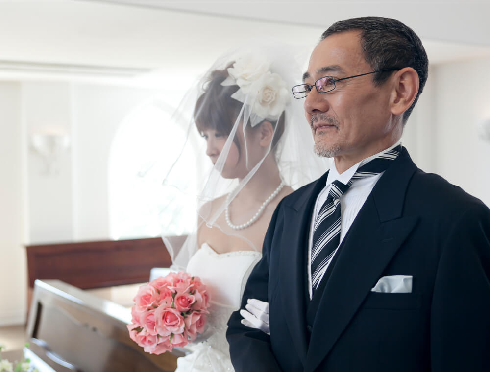 写真：父と腕を組む新婦のイメージ画像