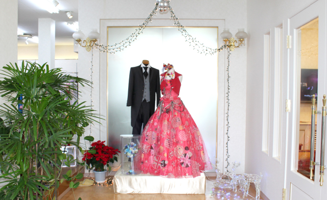 写真：ウェディングドレスとタキシードが飾られている様子